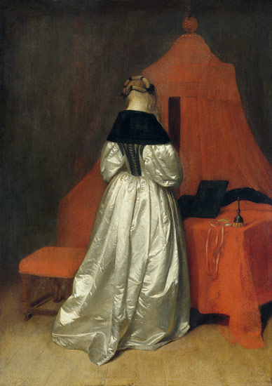 Una dama con vestido de saten blanco ante una cama con cortinas rojas